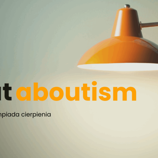 Grafika z pomarańczową lampą biurkową oświetlającą tekst "Whataboutism" oraz podtytuł "Netflix, Gaza i olimpiada cierpienia". Hashtag #pozaszlakiem w górnym rogu