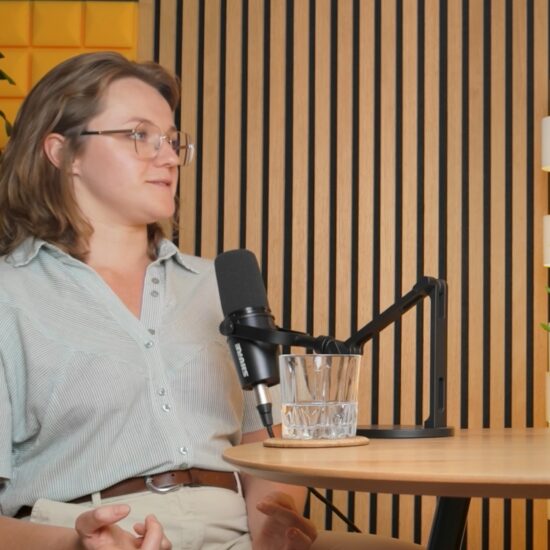 Joanna Sędzicka mówiąca do mikrofonu podczas nagrania podcastu Przygoda Życie