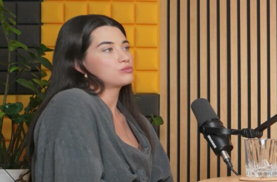 Stopklatka z odcinka podcastu Przygoda Życie z Agnieszką Świć Pies z Głową w Dół