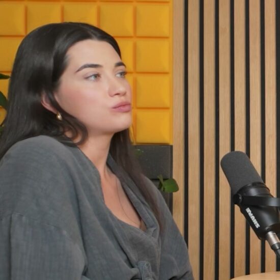 Stopklatka z odcinka podcastu Przygoda Życie z Agnieszką Świć Pies z Głową w Dół